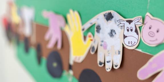 Gebastelte Tiere an der Wand